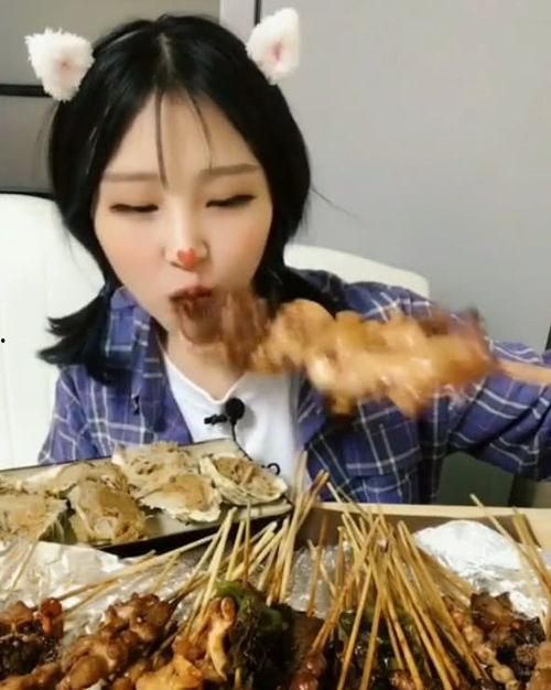 快手网红小妹吃瓜视频在线观看,带你领略快手热门美食瞬间