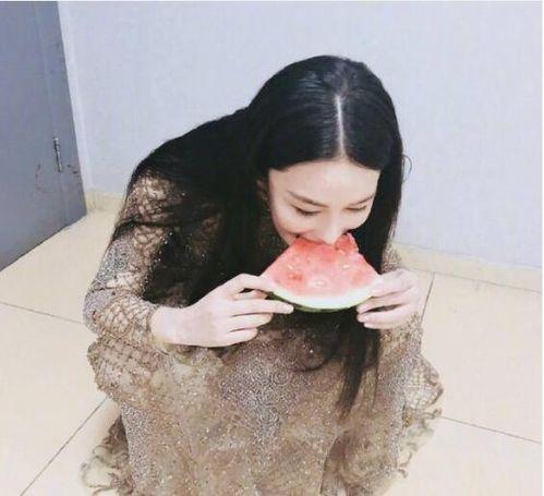 网红吃瓜换衣服图片大全,时尚与趣味并存的美图大赏