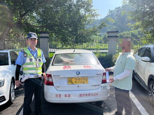 运管抓网约车吃瓜现场,运管部门现场抓捕，吃瓜群众围观
