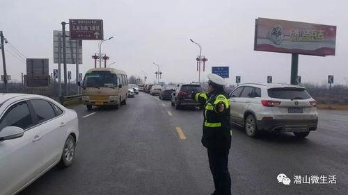 运管抓网约车吃瓜现场,运管部门现场抓捕，吃瓜群众围观