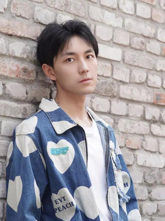 吃瓜网红头像图片男,揭秘吃瓜网红男生头像背后的故事