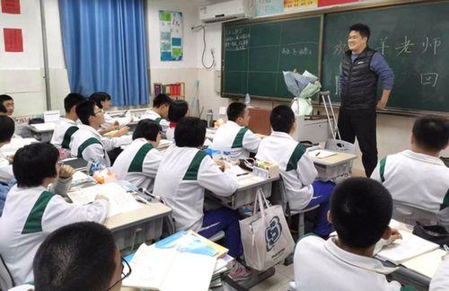 网课间隙急忙吃瓜上课,瓜田抢鲜，课堂学习两不误