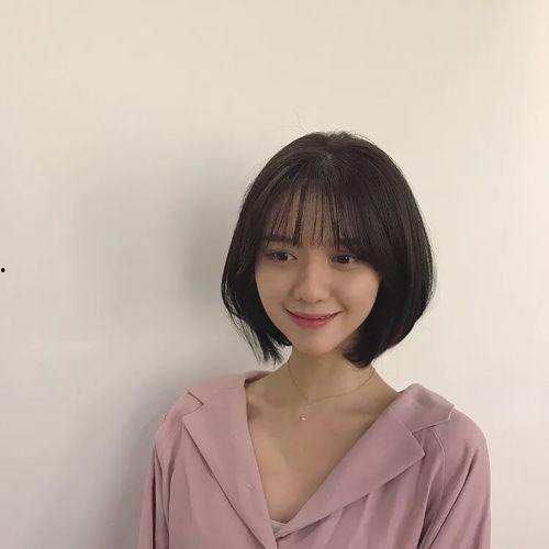 短头发女生网红吃瓜